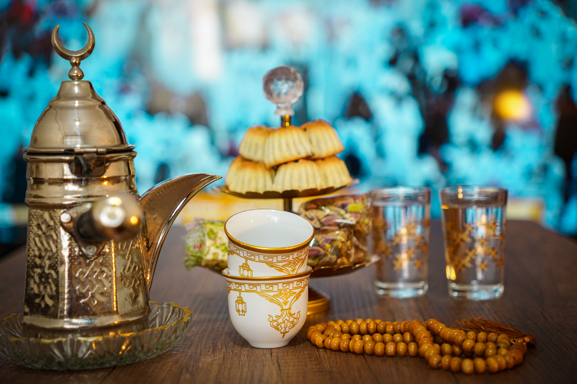 Elegant Arabian tea setup with sweets, showcasing traditional culture indoors. — el fin del Ramadán